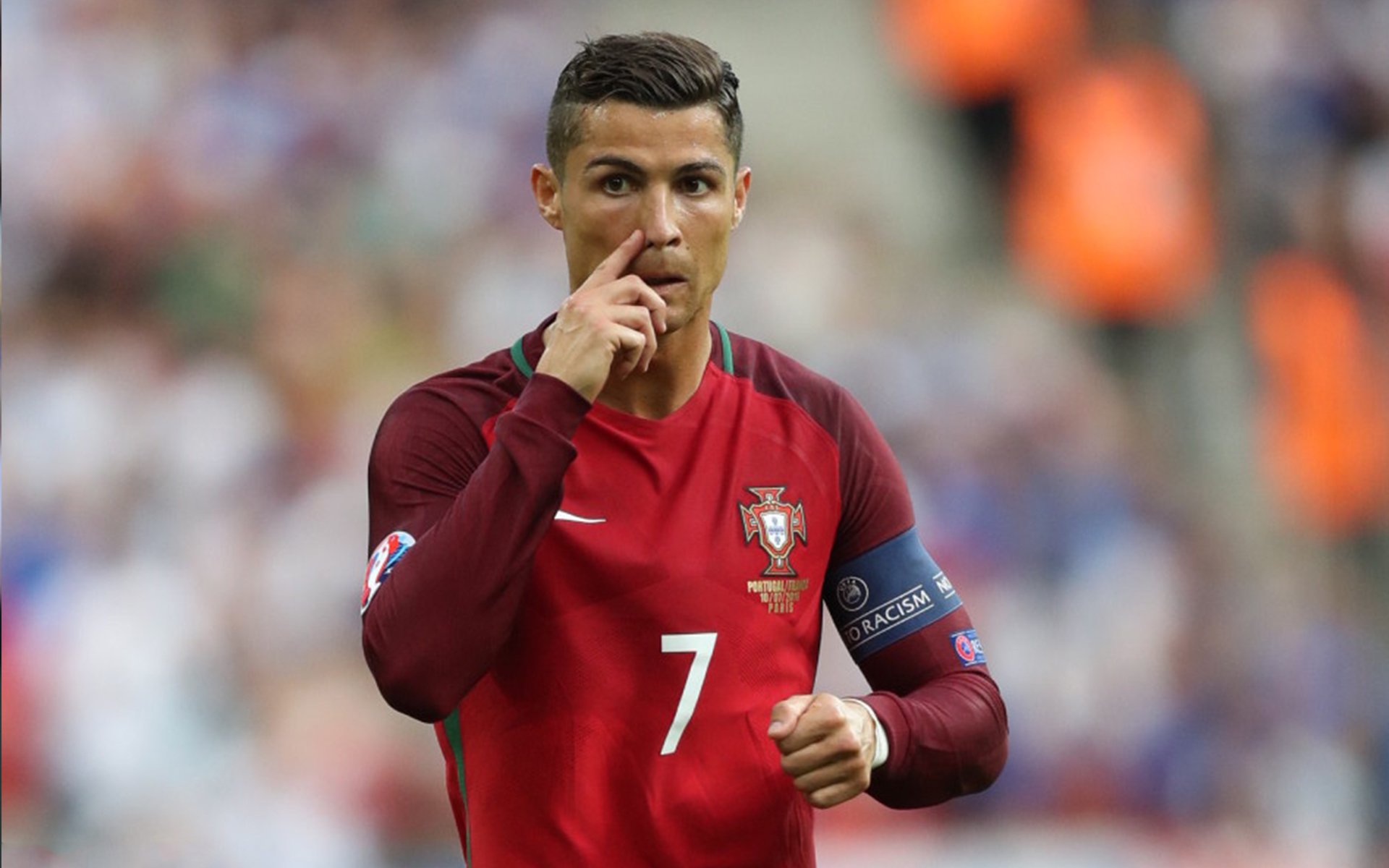 女子足球推广活动深入校园激发学生参与热情，以某大学推广足球活动为主题的简报